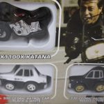 窓越しに撮影した GSX1100X KATANA と 330 CEDRIC PATROL CAR 2台。