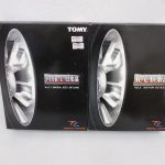 同じ出品の2箱を並べた正面。左の箱に トミカR/C倶楽部 Vol.1 UNISIA JECS SKYLINE の印字があります。