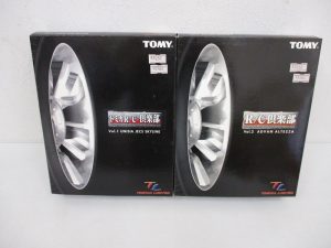 同じ出品の2箱を並べた正面。左の箱に トミカR/C倶楽部 Vol.1 UNISIA JECS SKYLINE の印字があります。