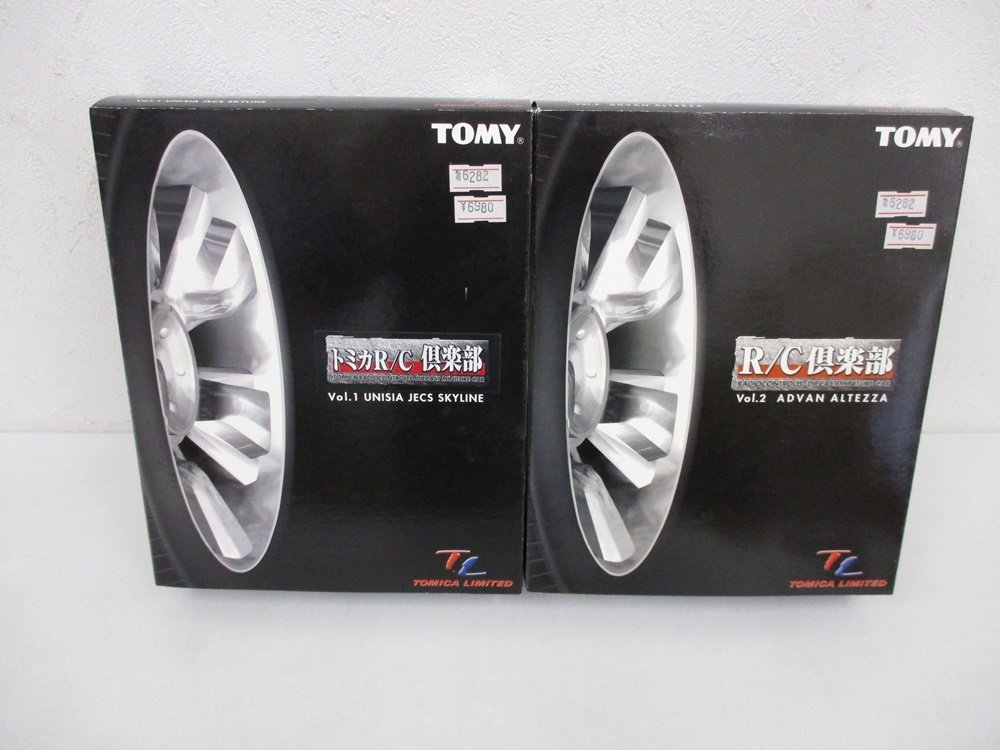 同じ出品の2箱を並べた正面。左の箱に トミカR/C倶楽部 Vol.1 UNISIA JECS SKYLINE の印字があります。
