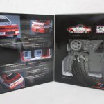 外箱を開いた内側。UNISIA JECS SKYLINE の写真と、車体とコントローラーの収納部があります。