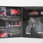 外箱を開いた内側。ADVAN ALTEZZA の写真と、車体とコントローラーの収納部があります。