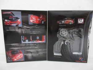 外箱を開いた内側。ADVAN ALTEZZA の写真と、車体とコントローラーの収納部があります。