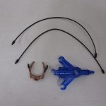 付属のケーブル状パーツと武器パーツ。
