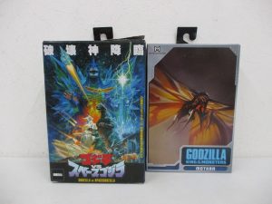 同じ出品にあった2点を並べた正面。右が本商品で、GODZILLA KING OF THE MONSTERS MOTHRA の印字があります。