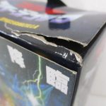 箱の上部を寄って撮影。フックの根元が破れています。