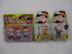 同じ出品にあった3点を並べた正面。左が本商品です。