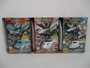 同じ出品にあった3箱を並べた正面。左が本商品で、箱に DXS06 シンカリオン H5はやぶさ の印字があります。