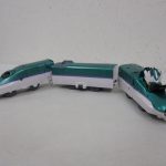 本体を新幹線の形にした状態。緑色の車体と連結部が確認できます。