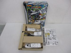 箱から出した本体と説明書を並べて撮影。箱に DXS05 シンカリオン N700Aのぞみ の印字があります。