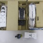 内箱に収まった本体パーツを上から撮影。白い車体と関節パーツが並んでいます。