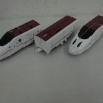 本体の車体パーツを並べた状態。白と濃い赤の塗り分けが確認できます。