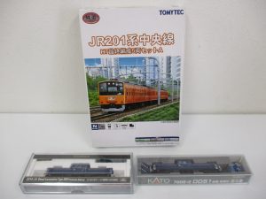 同じ出品の3点を並べて撮影。右下のケースが本商品の KATO 7008-2 DD51 後期 耐寒形 北斗星 です。