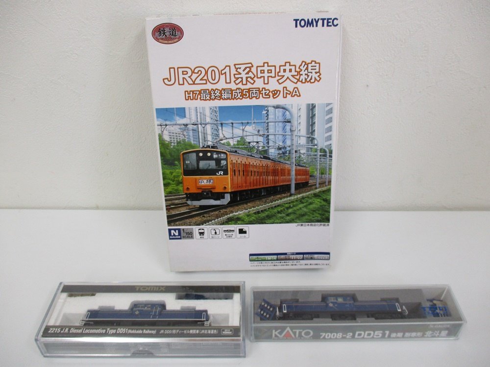 同じ出品の3点を並べて撮影。右下のケースが本商品の KATO 7008-2 DD51 後期 耐寒形 北斗星 です。