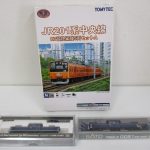 同じ出品の3点を並べて撮影。左下のケースが本商品の TOMIX 2215 DD51 です。