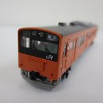 オレンジ色の201系の先頭車を正面から撮影。