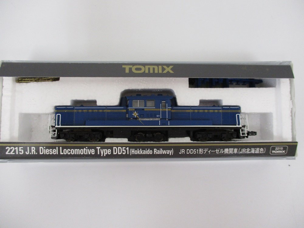 ケースに入った機関車。2215 J.R. Diesel Locomotive Type DD51 と JR北海道色 の印字があります。