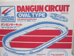 外箱正面。DANGUN CIRCUIT OVAL TYPE と ダンガンサーキット（オーバルタイプ）の印字があります。