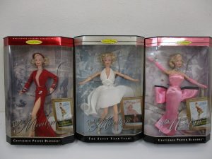 同じ出品の3箱を並べた正面。左の赤いドレスの箱が本商品です。