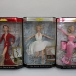 同じ出品の3箱を並べた正面。右のピンクのドレスの箱が本商品です。