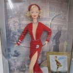 外箱正面。赤いドレスの人形と、Barbie as Marilyn・Gentlemen Prefer Blondes の印字があります。