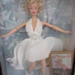 外箱正面。白いドレスの人形と、Barbie as Marilyn・the seven year itch の印字があります。