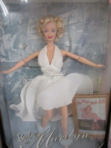 外箱正面。白いドレスの人形と、Barbie as Marilyn・the seven year itch の印字があります。