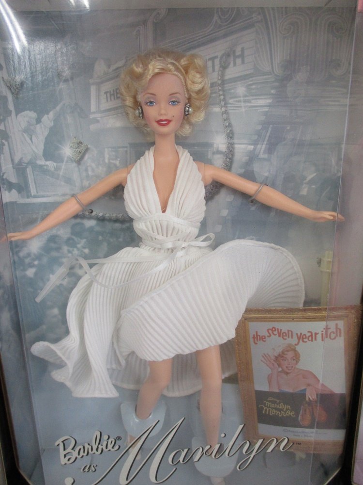外箱正面。白いドレスの人形と、Barbie as Marilyn・the seven year itch の印字があります。