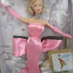 外箱正面。ピンクのドレスの人形と、Barbie as Marilyn・Gentlemen Prefer Blondes の印字があります。