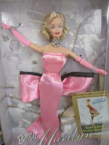 外箱正面。ピンクのドレスの人形と、Barbie as Marilyn・Gentlemen Prefer Blondes の印字があります。