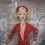窓越しに撮影した上半身。赤いドレスと髪飾りの造形です。