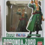 外箱正面。窓越しに本体が見え、FOR THE NEW WORLD と RORONOA.ZORO の印字があります。