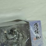 窓越しにフィギュアの上半身を撮影しています。