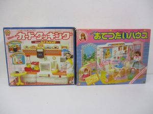 同じ出品にあった2箱を並べた正面。右が本商品のおてつだいハウスです。