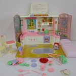 箱から出した本体と付属の家具・小物を並べて撮影しています。