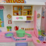 本体のキッチン部分を正面から撮影。棚と流し台まわりの造形が確認できます。