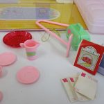 付属の小物を広げた状態。皿やカップ、カードなどが並んでいます。