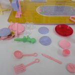 付属の小物と家具を別角度から撮影。フォークやフライ返しなどが並んでいます。