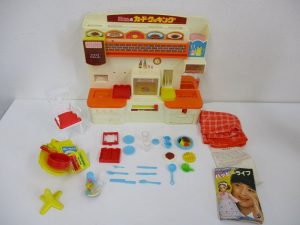 箱から出した本体と付属の小物、説明書を並べて撮影しています。