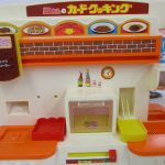 本体の正面。カードクッキングのパネルとオーブン部分の造形が確認できます。