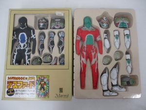 同じ出品の2点を並べて撮影。左の箱が本商品で、ラベルに スーパーアクションヒーローズ 5 デスファード の印字があります。