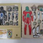 同じ出品の2点を並べて撮影。右のトレイが本商品のガイファードです。
