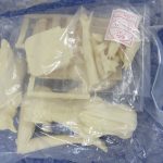 袋に入ったままのレジンパーツを撮影しています。
