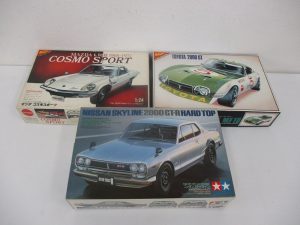同じ出品の3箱を並べた正面。右上の箱が本商品のニチモ トヨタ 2000GT です。