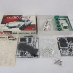外箱と、ランナー、ボディ、タイヤ、デカール、組立説明書を並べて撮影。
