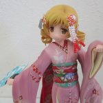 上半身のアップ。花のかんざしと帯の柄がわかります。