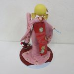 背面から撮影。赤いだらりの帯が垂れています。