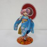 鹿目まどか 舞妓Ver. 1/8 フィギュアの全身。赤い和傘を差しています。