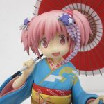 顔と上半身のアップ。桃色の髪と水色の振袖です。