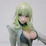 顔のアップ。緑の髪です。